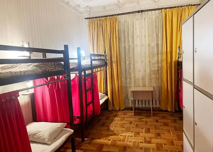 Hostel Day & Night *